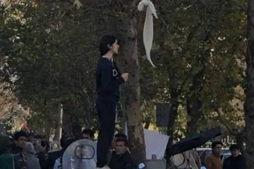 В Иране женщина сожгла на костре головной убор в знак протеста существующим правилам одежды