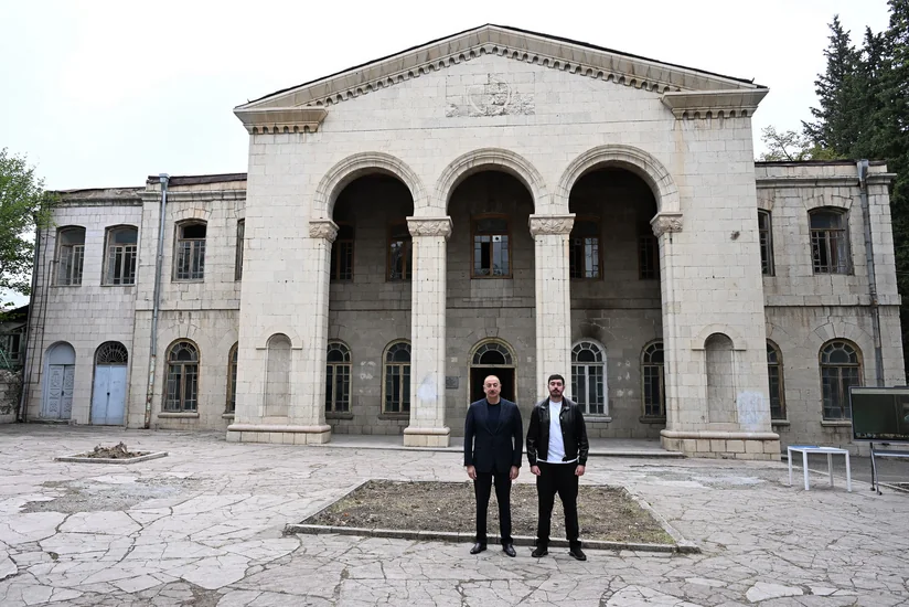Prezident İlham Əliyev Xankəndi Dövlət Dram Teatrının binasında görüləcək işlərlə tanış olub - YENİLƏNİB