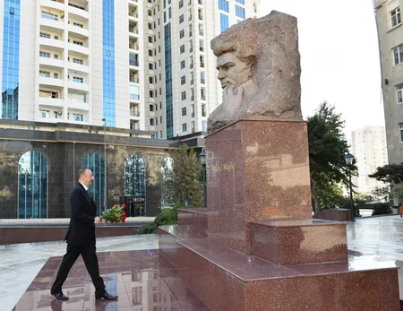 Prezident İlham Əliyev Mikayıl Müşfiqin abidəsini ziyarət edib
