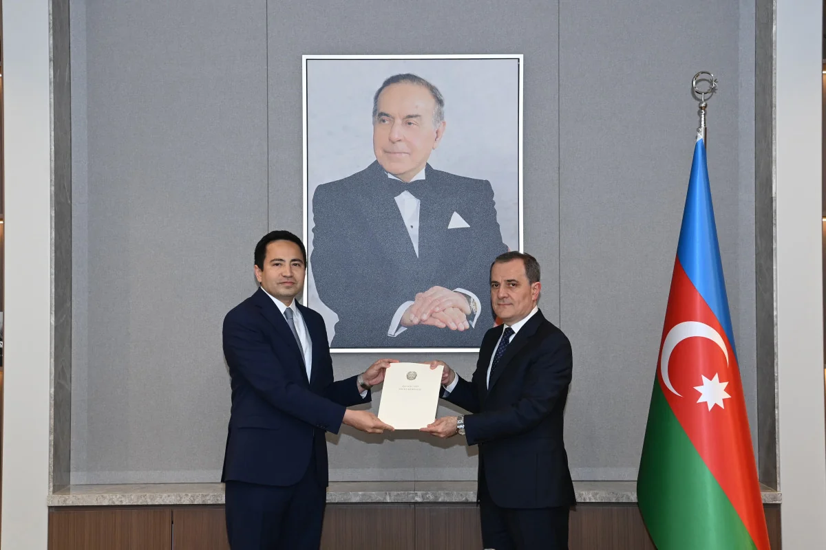 Qazaxıstanın yeni səfiri etimadnaməsinin surətini Ceyhun Bayramova təqdim edib
