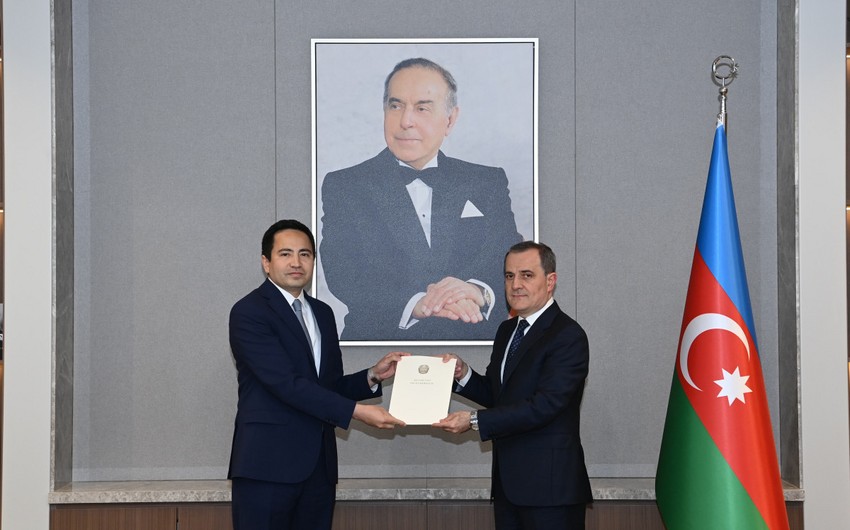 Qazaxıstanın yeni səfiri etimadnaməsinin surətini Ceyhun Bayramova təqdim edib