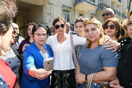 Prezident və birinci xanım “Sovetski”də vətəndaşların problemləri ilə tanış olublar - FOTO