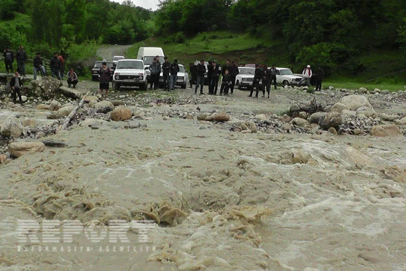 Qudyalçayın daşması nəticəsində Qubanın 8 kəndi ilə nəqliyyat əlaqəsi kəsilib - FOTO