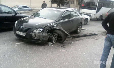 Bakıda marşut avtobusu ilə minik avtomobili toqquşub - FOTO