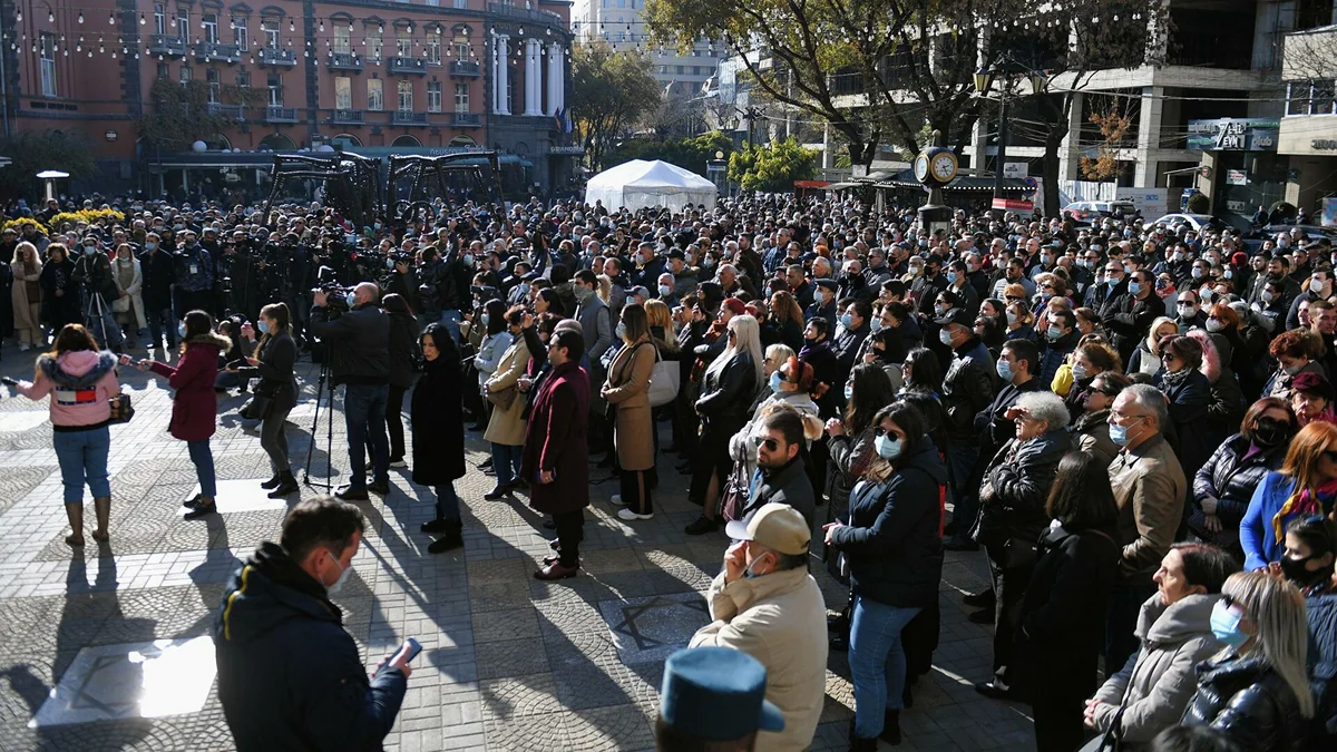В центре Еревана митингующие разбивают палатки