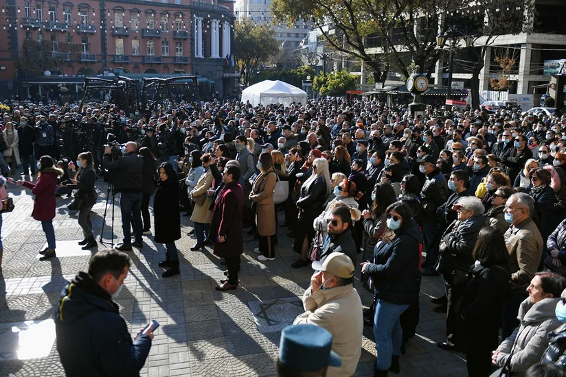 В центре Еревана митингующие разбивают палатки