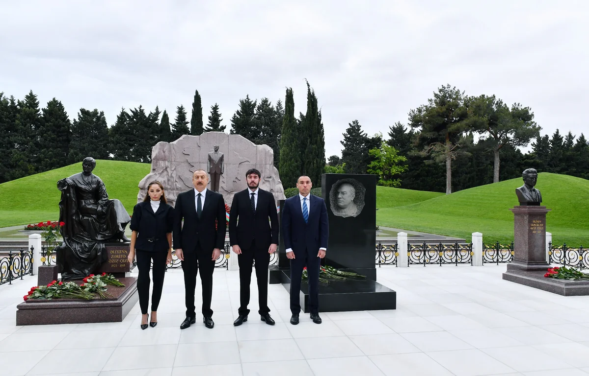 İlham Əliyev və Mehriban Əliyeva ulu öndər Heydər Əliyevin məzarını ziyarət ediblər