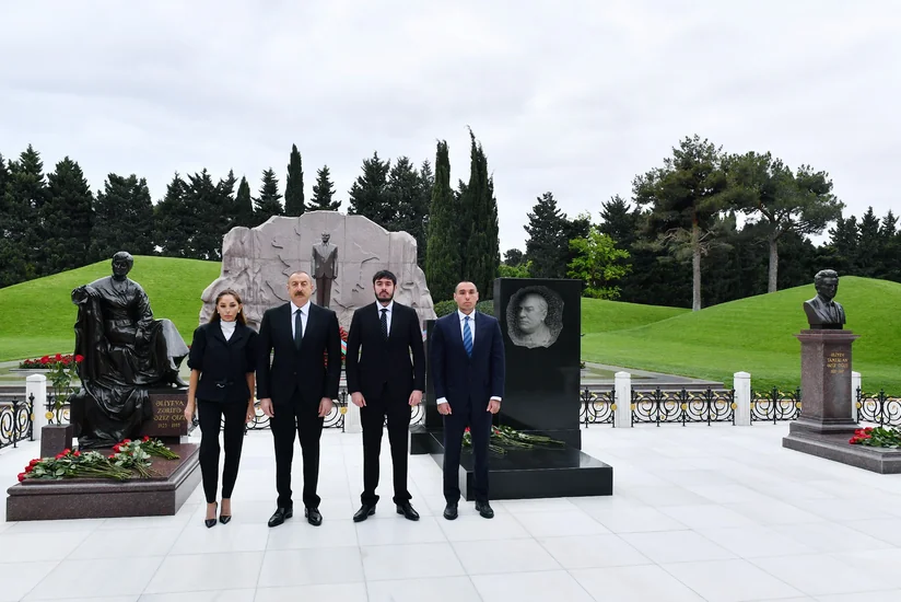 President Ilham Aliyev, First Lady Mehriban Aliyeva visit tomb of national leader Heydar Aliyev
