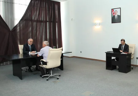 ​İqtisadiyyat və sənaye naziri Şəkidə vətəndaşları qəbul edib