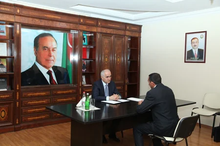 ​İqtisadiyyat və sənaye naziri Yevlaxda vətəndaşları qəbul edib