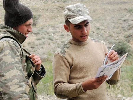 Döyüşlərdə iştirak edən şəxsi heyət arasında təbliğat işləri davam edir