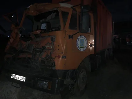 BŞİH-ya məxsus zibil maşını qəza törədərək aşıb, iki nəfər yaralanıb - FOTO