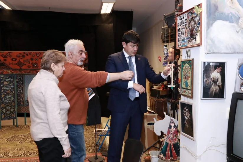 Dövlət Komitəsinin sədri Estoniyada Azərbaycan uşaq bağçası və azərbaycanlı rəssamın emalatxanasında olub