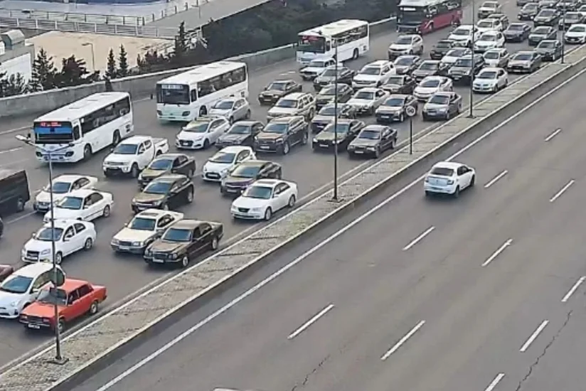 Bakının bir sıra yollarında nəqliyyatın sıxlığı müşahidə edilir