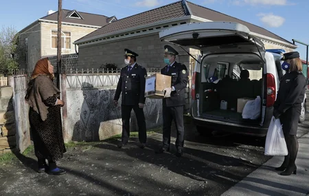 Gömrükçülər aztəminatlı ailələrə ərzaq yardımı ediblər