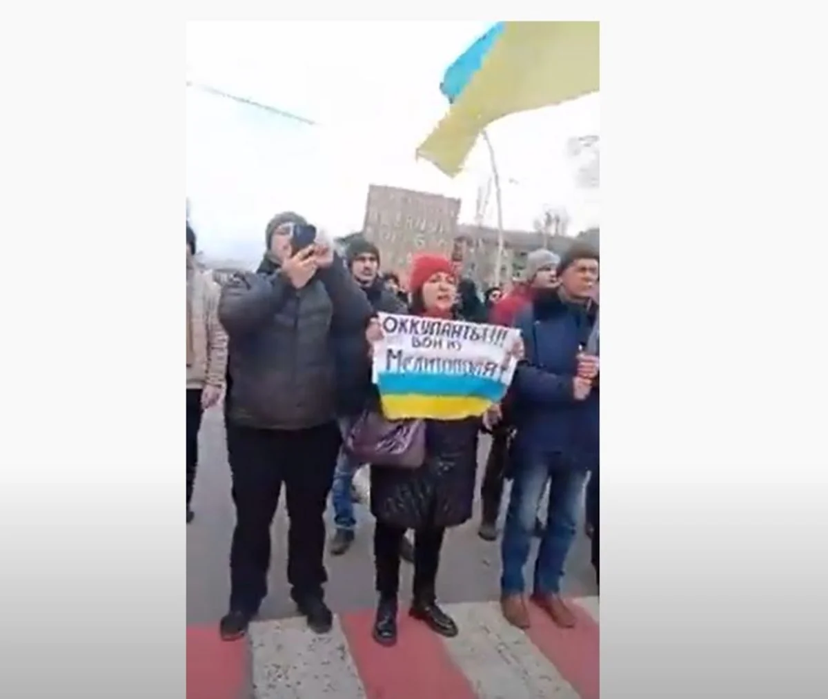 Rusiyanın ələ keçirdiyi şəhərdə etiraz başlayıb, hərbçilər atəş açıb