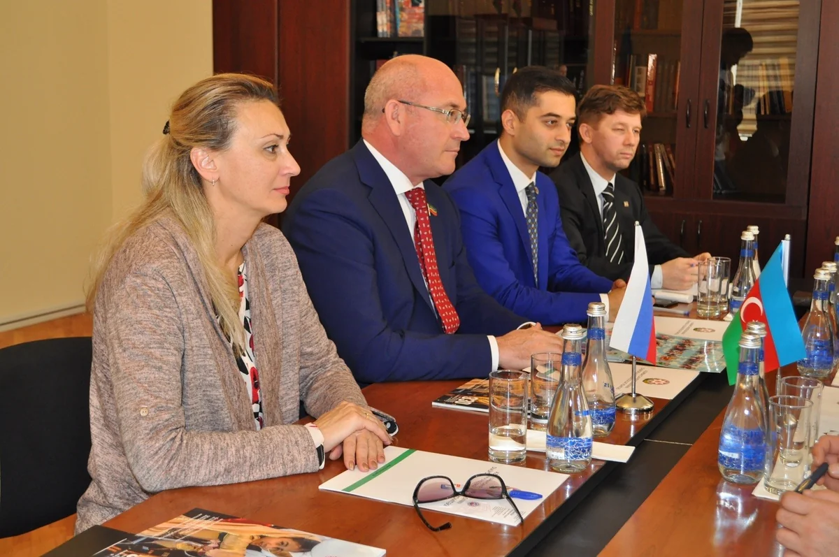 Tatarıstan Xalqlar Dostluğu Evinin rəhbəri Dövlət Komitəsində görüş keçirib