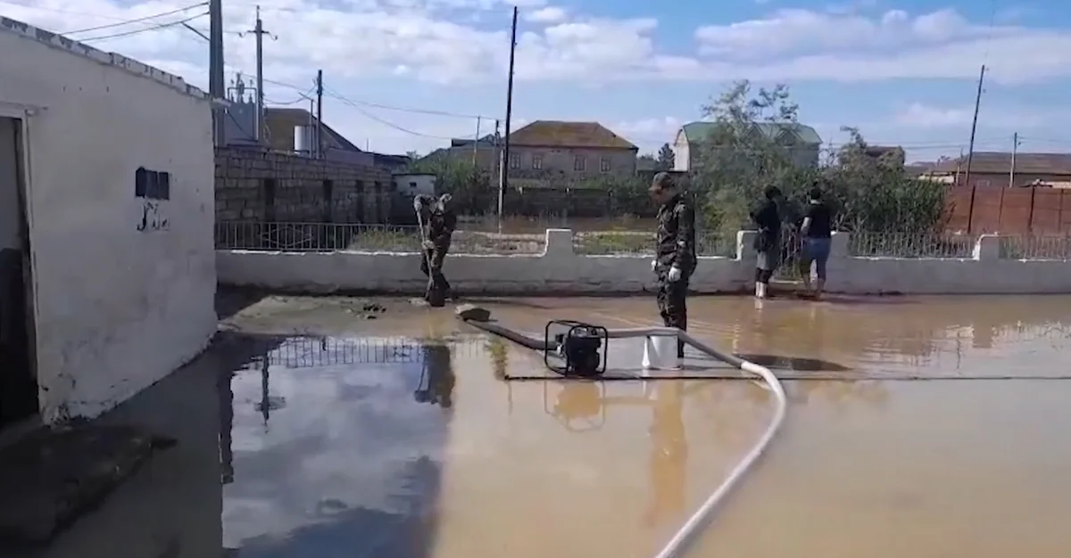 Hacıqabulda bəzi ərazilər subasmaya məruz qalıb, 2 nəfər təxliyə edilib