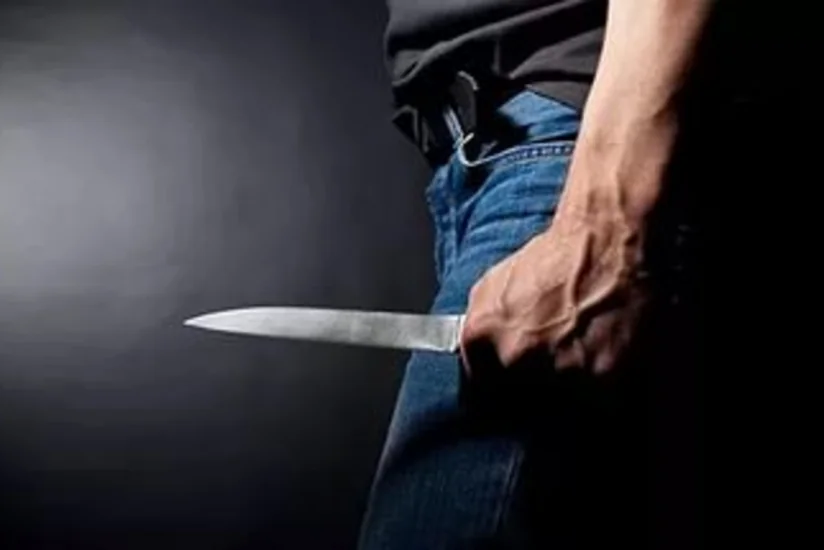 ​Salyanda ata oğlunu bıçaqlayıb
