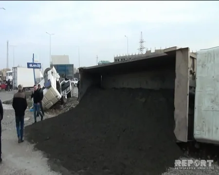 Bakı-Qazax magistralında iki yük maşını toqquşub, biri dərəyə aşıb - FOTO