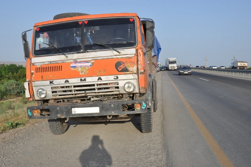 Bakıda sərnişin avtobusu “KamAZ”la toqquşub, ölən var