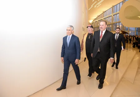 Heydər Əliyev Mərkəzində bəhreynli rəssamın “İlk qığılcım” adlı sərgisi açılıb