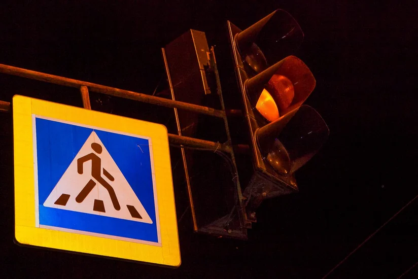 В Баку автомобиль сбил двух девушек-пешеходов