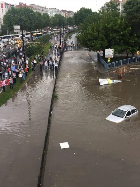 İstanbulda leysan yağıb, metro stansiyalarını və küçələri su basıb - VİDEO