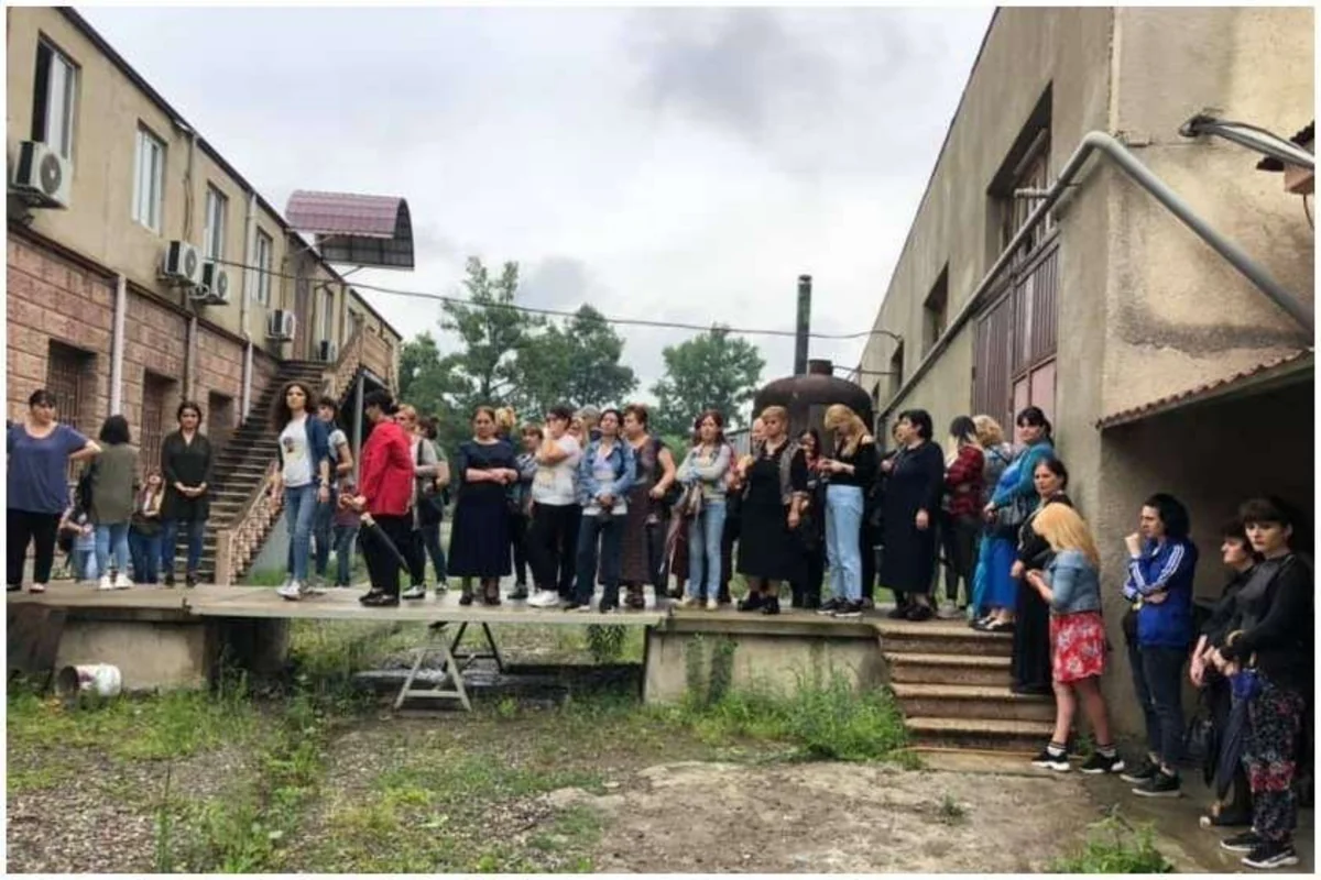 Gürcüstanda tikiş fabrikinin əməkdaşları etiraz aksiyası keçirib