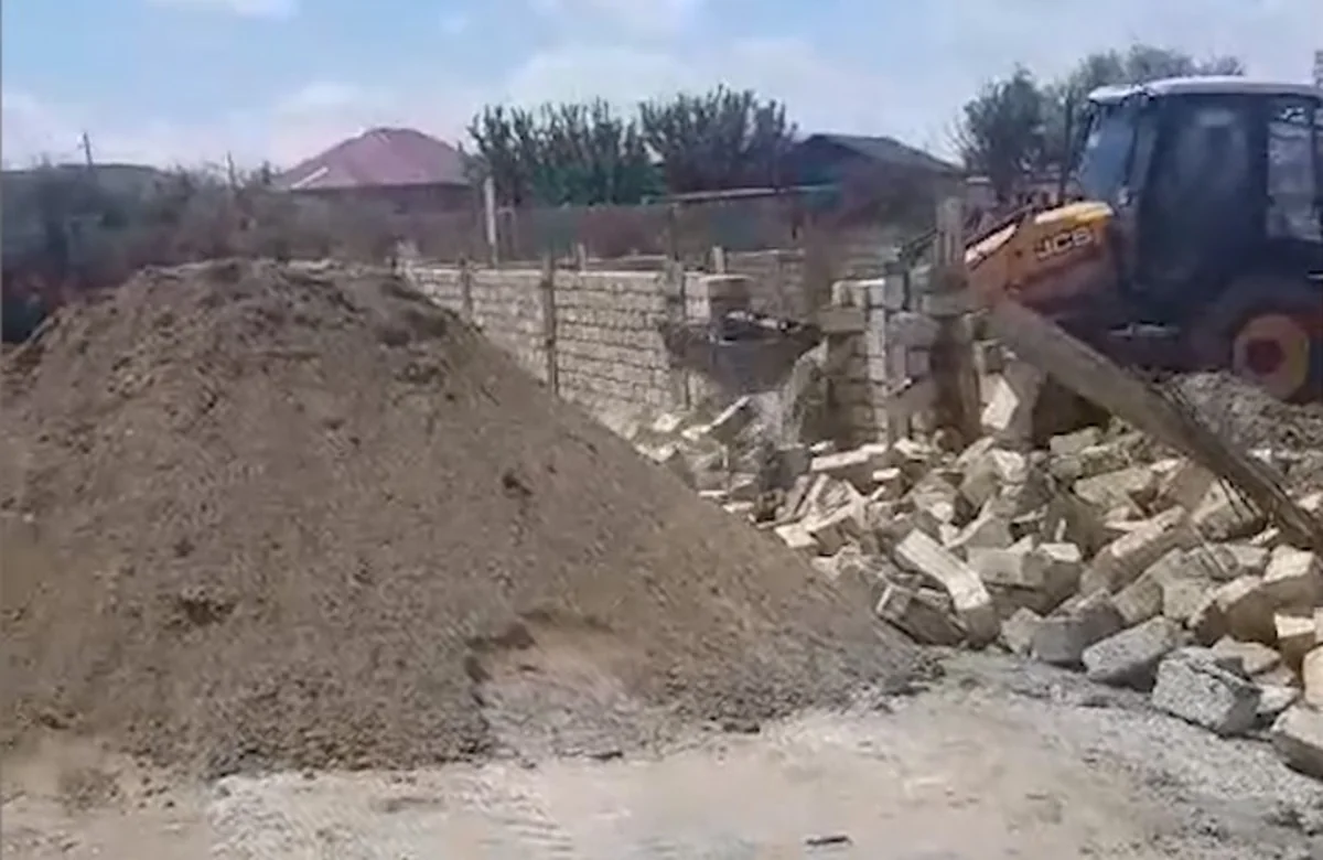 Sumqayıtda qanunsuz tikili sökülüb