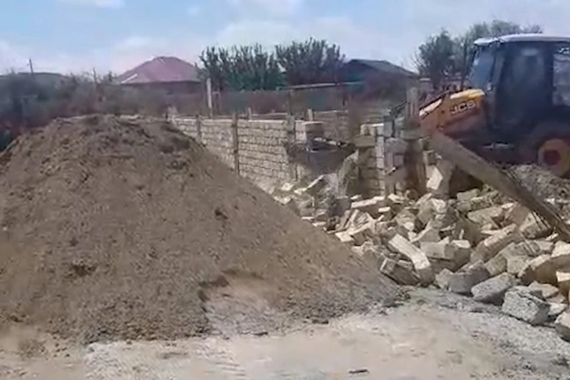 Sumqayıtda qanunsuz tikili sökülüb