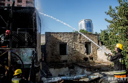 Bakıda üçmərtəbəli yaşayış binasında yanğın olub - VİDEO - YENİLƏNİB