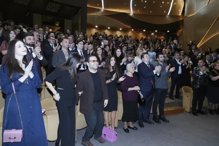 Leyla Əliyeva Dünya Azərbaycanlılarının Həmrəylik Günü və Yeni il münasibətilə keçirilən konsert proqramında iştirak edib - FOTO