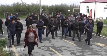 В Хачмазе прошла акция в знак протеста совершенным директором школы действиям сексуального характера в отношении ученицы 6-го класса - ВИДЕОРЕПОРТАЖ