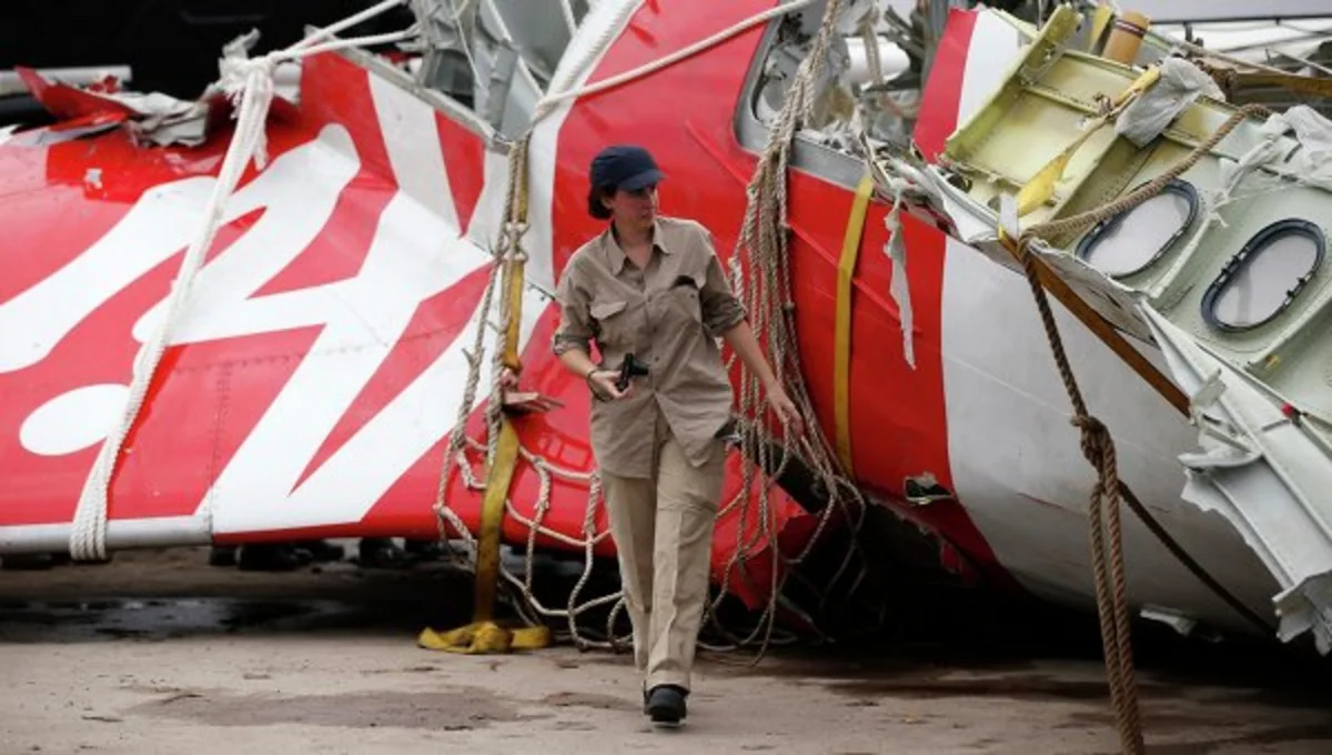 Спасатели в Индонезии подняли на поверхность самописец лайнера AirAsia