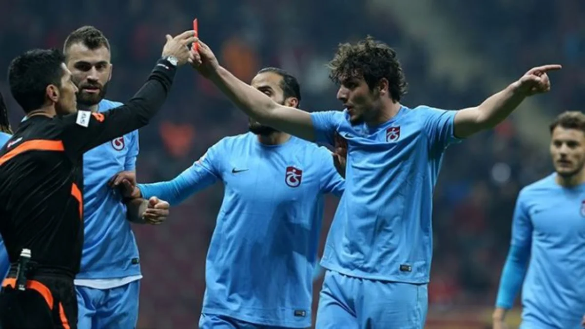 Türkiyəli futbolçu qırmızı vərəqə göstərdiyi hakimdən üzr istəyib