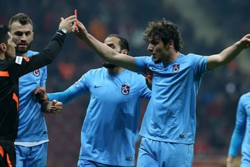 Türkiyəli futbolçu qırmızı vərəqə göstərdiyi hakimdən üzr istəyib