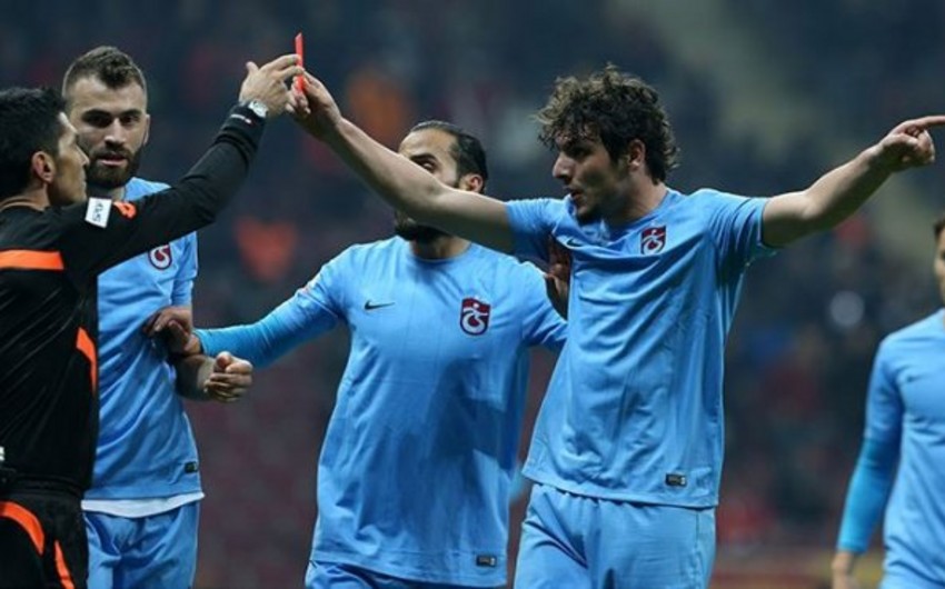 Türkiyəli futbolçu qırmızı vərəqə göstərdiyi hakimdən üzr istəyib