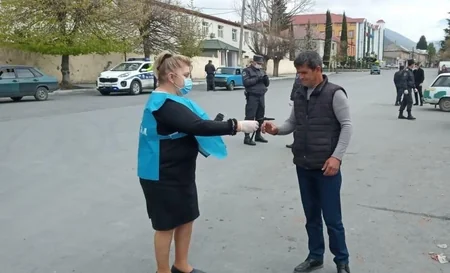 Dövlət Komitəsi əhaliyə pulsuz tibbi maskalar paylayır