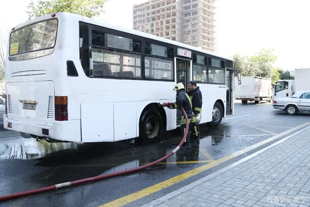 Bus in Baku blew smoke, passengers evacuated – PHOTO