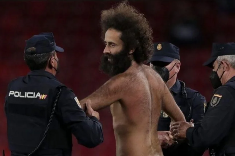 Avropa Liqasının oyununda meydana paltarsız girən şəxs həbs olundu