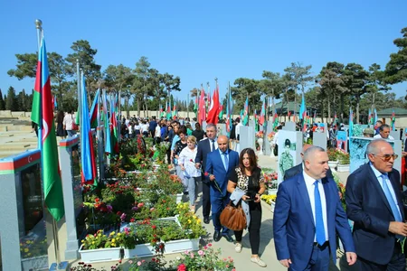 QHT nümayəndələri Anım Günü ilə əlaqədar Fəxri və Şəhidlər xiyabanları ziyarət ediblər