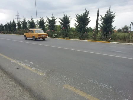​Bərdədə yol kənarında piyadanı maşın vurub