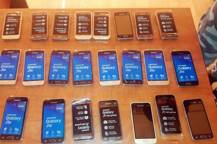 Azərbaycan gömrükçüləri Gürcüstandan gələn ölkə vətəndaşından 23 ədəd mobil telefon götürüblər