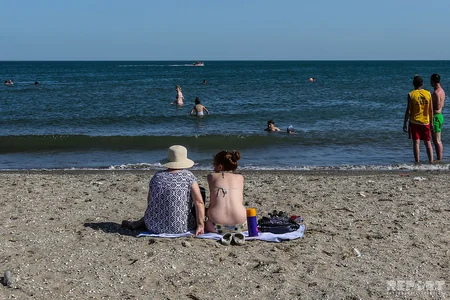 Qadağan olunan çimərlikdə dincələnlər - REPORTAJ