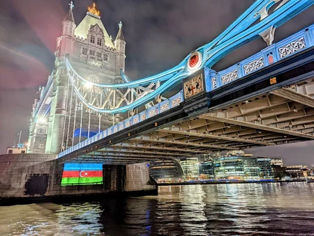 Böyük Britaniyada 6 bina Azərbaycan bayrağının rənglərinə boyanıb