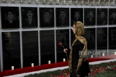 People of Azerbaijan pay tribute to 20 January martyrs - PHOTOS