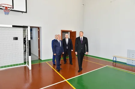 Prezident İlham Əliyev Bakıdakı 261 nömrəli məktəb-liseydə əsaslı təmirdən sonra görülən işlərlə tanış olub - YENİLƏNİB