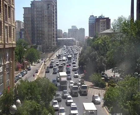 Bakıda avtomobildə tüstülənmə baş verib, yollarda sıxlıq yaranıb
