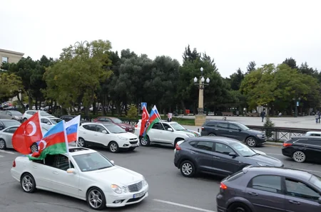 Bakıda qələbə yürüşləri keçirilir